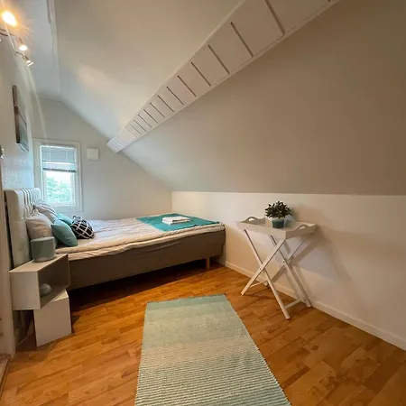 아파트 Charming 4-bedroom In